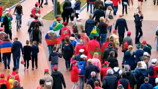Labdarúgás rajongók részt stadion Kalinyingrád-Spanyolország és Marokkó között mérkőzés előtt — Stock videók