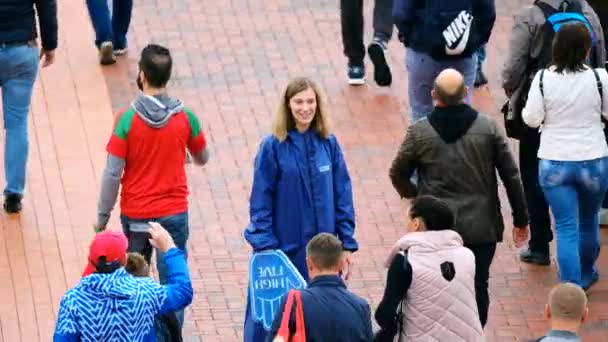 Fãs de futebol participam do estádio Kaliningrado antes do jogo entre Espanha e Marocco — Vídeo de Stock