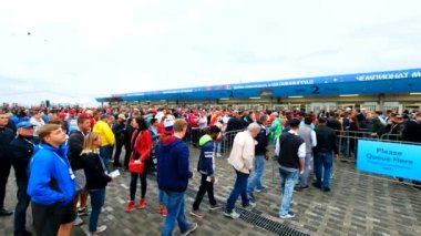 Futbol taraftarları stadion Kaliningrad İspanya ve Marocco arasındaki maçtan önce katılmak