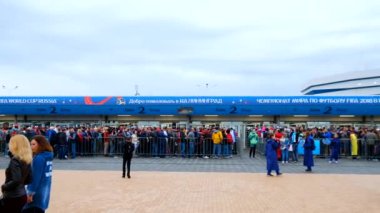 Futbol taraftarları stadion Kaliningrad İspanya ve Marocco arasındaki maçtan önce katılmak