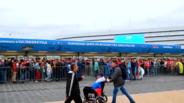 Futbol taraftarları stadion Kaliningrad İspanya ve Marocco arasındaki maçtan önce katılmak