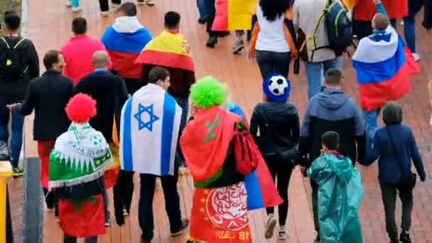 Футбольные болельщики посещают стадион Калининград перед матчем между Испанией и Марокко — стоковое видео