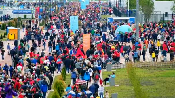 Los aficionados al fútbol asisten al estadio Kaliningrado antes del partido entre España y Marocco — Vídeos de Stock