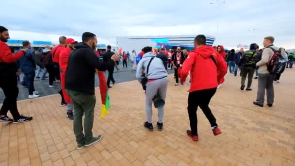 Los aficionados al fútbol asisten al estadio Kaliningrado antes del partido entre España y Marocco — Vídeos de Stock