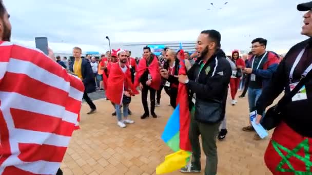 Fans sepak bola menghadiri stadion Kaliningrad sebelum pertandingan antara Spanyol dan Marocco — Stok Video