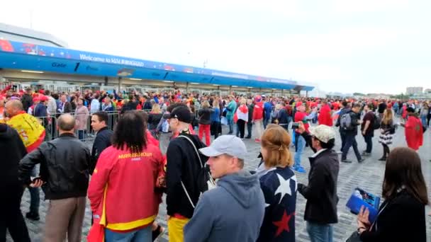 Voetbalfans wonen stadion Kaliningrad voor wedstrijd tussen Spanje en Marokko — Stockvideo