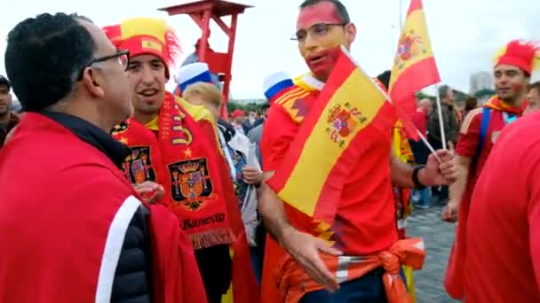 Fãs de futebol participam do estádio Kaliningrado antes do jogo entre Espanha e Marocco — Vídeo de Stock