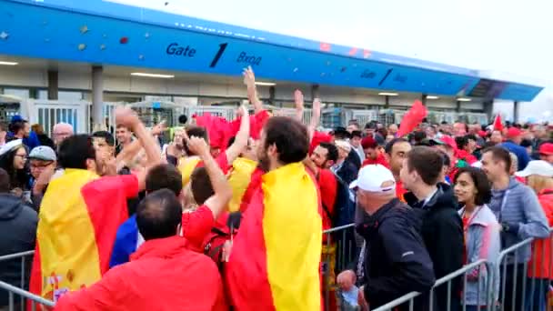Fotbollsfans delta stadion Kaliningrad innan matchen mellan Spanien och Marocko — Stockvideo