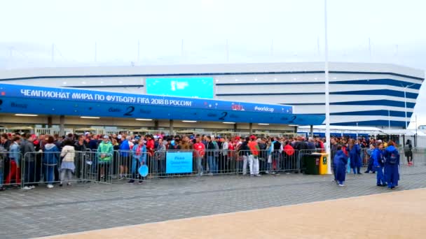 Fußballfans besuchen Stadion Kaliningrad vor Spiel zwischen Spanien und Marokko — Stockvideo