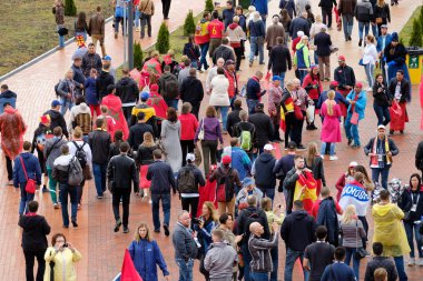 Futbol taraftarları stadion Kaliningrad İspanya ve Marocco arasındaki maçtan önce katılmak
