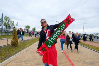 Futbol taraftarları stadion Kaliningrad İspanya ve Marocco arasındaki maçtan önce katılmak