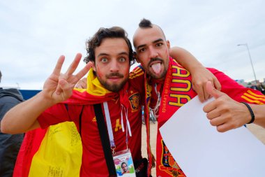 Futbol taraftarları stadion Kaliningrad İspanya ve Marocco arasındaki maçtan önce katılmak
