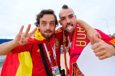 Futbol taraftarları stadion Kaliningrad İspanya ve Marocco arasındaki maçtan önce katılmak