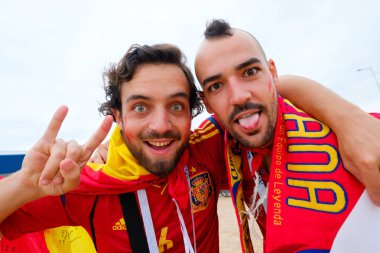 Futbol taraftarları stadion Kaliningrad İspanya ve Marocco arasındaki maçtan önce katılmak
