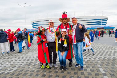 Futbol taraftarları stadion Kaliningrad İspanya ve Marocco arasındaki maçtan önce katılmak