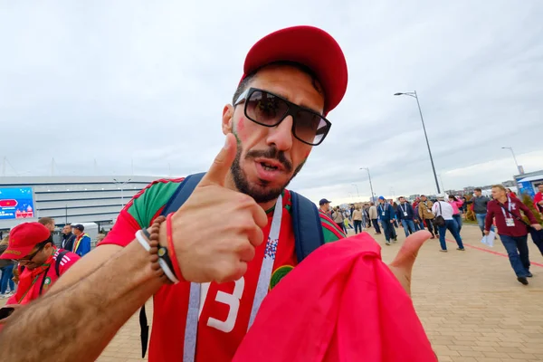 Los aficionados al fútbol asisten al estadio Kaliningrado antes del partido entre España y Marocco — Foto de Stock