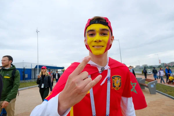 Futbol taraftarları stadion Kaliningrad İspanya ve Marocco arasındaki maçtan önce katılmak — Stok fotoğraf