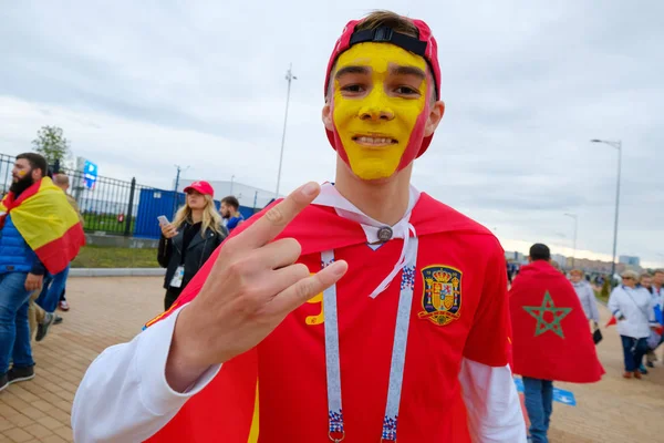 Los aficionados al fútbol asisten al estadio Kaliningrado antes del partido entre España y Marocco — Foto de Stock