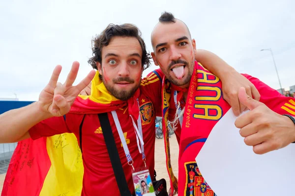 Jalkapallofanit osallistuvat stadionille Kaliningrad ennen ottelua Espanjan ja Marocco — kuvapankkivalokuva