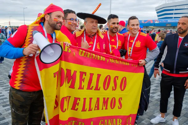 Los aficionados al fútbol asisten al estadio Kaliningrado antes del partido entre España y Marocco — Foto de Stock