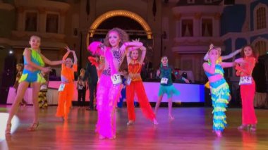 Renkli elbiseler giyen kızlar dans yarışmalara katılmak