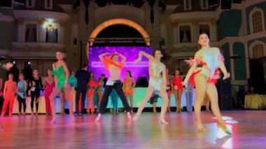 Renkli elbiseler giyen kızlar dans yarışmalara katılmak