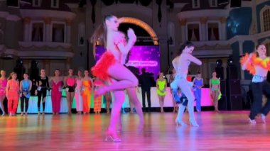 Renkli elbiseler giyen kızlar dans yarışmalara katılmak