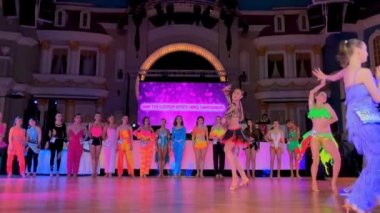 Renkli elbiseler giyen kızlar dans yarışmalara katılmak