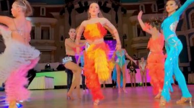 Renkli elbiseler giyen kızlar dans yarışmalara katılmak