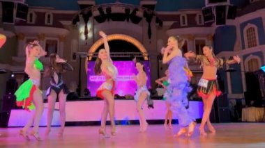 Renkli elbiseler giyen kızlar dans yarışmalara katılmak