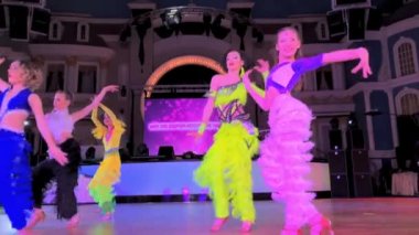 Renkli elbiseler giyen kızlar dans yarışmalara katılmak