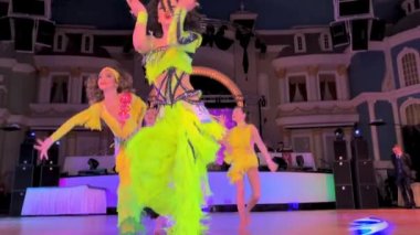 Renkli elbiseler giyen kızlar dans yarışmalara katılmak