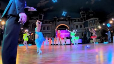 Renkli elbiseler giyen kızlar dans yarışmalara katılmak