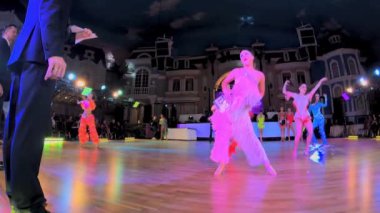 Renkli elbiseler giyen kızlar dans yarışmalara katılmak