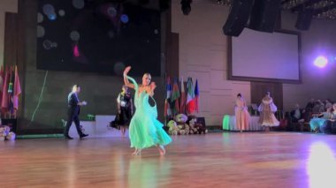 Renkli elbiseler giyen kızlar dans yarışmalara katılmak
