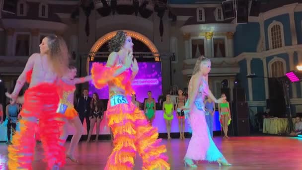 Le ragazze che indossano abiti colorati partecipano a competizioni di danza — Video Stock