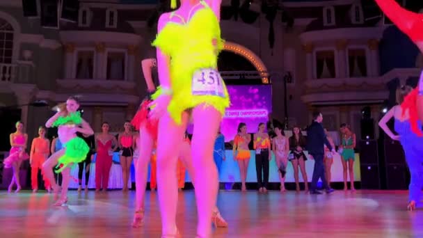 莫斯科 俄罗斯 2018年3月10日 穿着五颜六色连衣裙的女孩参加舞蹈比赛 慢动作 — 图库视频影像