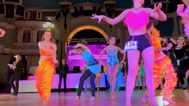 Дівчата носіння барвисті сукні проводяться змагання танцю — стокове відео