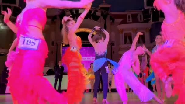 Κορίτσια που φορούν πολύχρωμα φορέματα λαμβάνουν μέρος σε διαγωνισμούς χορού — Αρχείο Βίντεο