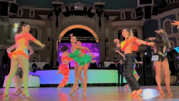 Le ragazze che indossano abiti colorati partecipano a competizioni di danza — Video Stock