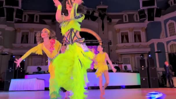 Flickor som bär färgglada klänningar delta i tävlingar i Dans — Stockvideo