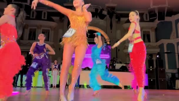 Le ragazze che indossano abiti colorati partecipano a competizioni di danza — Video Stock