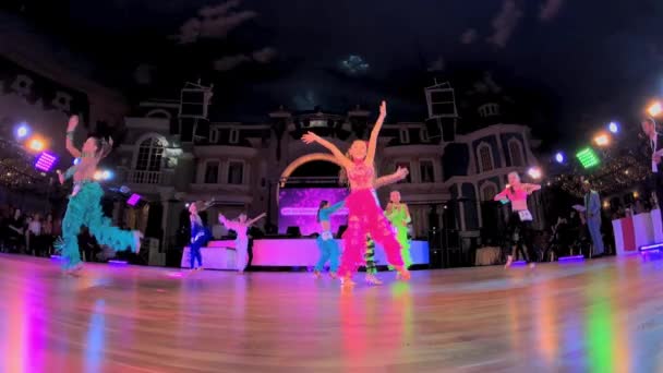 Meisjes dragen kleurrijke jurken deelnemen aan danswedstrijden — Stockvideo