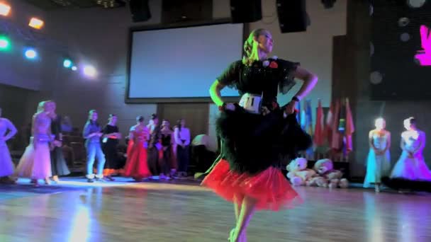 Taneční soutěže se účastnit dívky nosí barevné šaty — Stock video