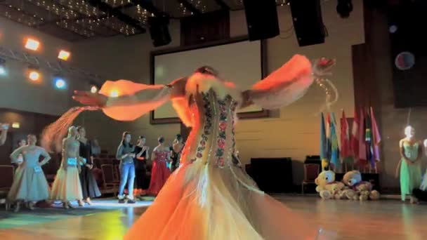 カラフルなドレスを着ている女の子がダンス大会に参加します。 — ストック動画