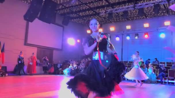 Renkli elbiseler giyen kızlar dans yarışmalara katılmak — Stok video