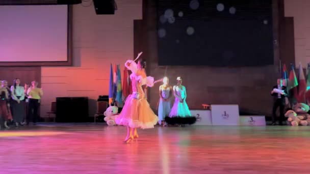 Lány színes ruhák viselése részt a tánc versenyeken — Stock videók