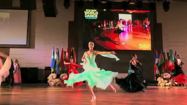 Meninas vestindo vestidos coloridos participar em competições de dança — Vídeo de Stock