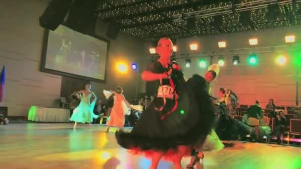 Meninas vestindo vestidos coloridos participar em competições de dança — Vídeo de Stock