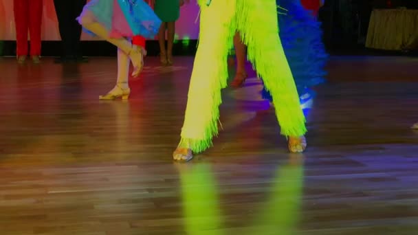 Meninas vestindo vestidos coloridos participar em competições — Vídeo de Stock